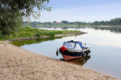 Motorboot am Sandstrand der Elbe hinter Lauenburg.