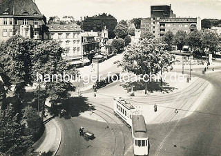 Historische Luftansicht vom Winterhuder Marktplatz in Hamburg Winterhude - Straßenbahnschienen und Straßenbahn in Fahrt. Ein Mann mit Handkarren überquert die Straße, dahinter kommt ein Lastwagen aus der Alsterdorfer Straße - im Hintergrund Blick