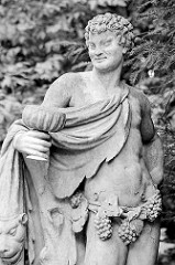 Skulptur Baccus im Tempelgarten von Neuruppin - gefertigt 1764, Bildhauer Georg  Knöffler (Dresdner Hofbildhauer / Professor der Kunstakademie).