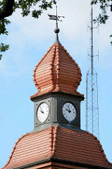 Ehem. Friedrich Franz Kaserne in Neuruppin - jetzt u. a. Sozialgericht. Turm mit Uhr - Wachgebäude.
