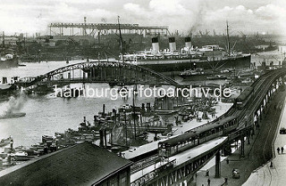 Altes Bild vom Jonashafen am Baumwall / Vorsetzen; Dach der Hochbahnhaltestelle - Passagierschiff unter Dampf.