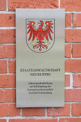 Schild Staatsanwalt Neuruppin - Schwerpunktabteilung zur Bekämpfung der Korruptionskriminalität im Land Brandenburg.