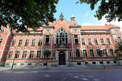 Historische Gründerzeitarchitektur - Landratsamt in Neuruppin; errichtet 1895 nach Entwürfen des Berliner Architekten Max Schilling.