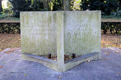 Ehrenmal am Kriegerdankweg in Hamburg Schnelsen; erbaut 1924 - 1966 neu gestaltet. Inschrift: Die Opfer der Kriege und der Gewatl Mahnen uns - Sorgt ihr im Leben dass Frieden werde.