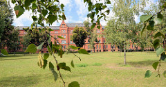 Landgericht Neuruppin - ehem. Königstorkaserne; erbaut 1800–1883 für das I. Bataillon des 4. Brandenburgischen Infanterie-Regiments Großherzog Friedrich-Franz II. von Mecklenburg-Schwerin Nr. 24.