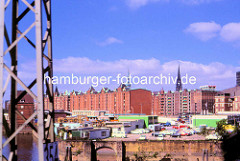 Blick zur Ericusspitze in der Hamburger Speicherstadt; Tankstelle und abgestellte Autos. Im Hintergrund die Speichergebäude der historischen Speicherstadt.