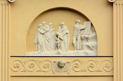 Fassadenschmuck an der ehem. Pfarrkirche Neuruppin; fertiggestellt 1806 nach Plänen von Philipp Bernard Francois Berson - jetzt Kulturkirche / Veranstaltungszentrum.