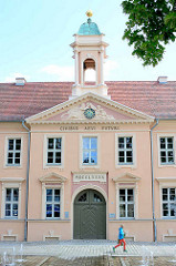 Altes Gymnasium in Neuruppin, 1790 eingeweiht. Inschrift CIVIBUS AEVI FVTVRI - Den Bürgern des künftigen Zeitalters.