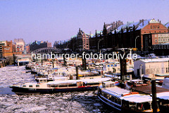 Anleger im Hamburger Binnenhafen / Zollkanal - Gebäude der Speicherstadt, Hamburger Freihafen um 1970.