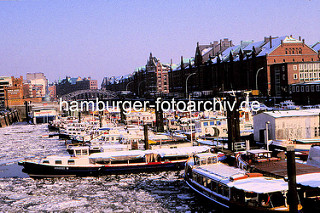 Anleger im Hamburger Binnenhafen / Zollkanal - Gebäude der Speicherstadt, Hamburger Freihafen um 1970.