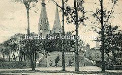 Historische Ansicht der Klosterkirche Sankt Trinitatis - Das Gebäude ist eine gotische Backsteinkirche mit neugotischem Turmpaar. Die Kirche wurde ab der 1. Hälfte des 13. Jahrhunderts in mehreren Bauphasen errichtet.