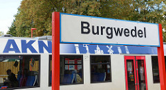 Haltstelle Burgwedel in Hamburg Schnelsen, Triebwagen der AKN am Bahnsteig..