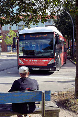 Busstation / Endstation Burgwedel in Hamburg Schnelsen - Bus der Linie 5 Richtung Hauptbahnhof wartet in der Kehre.