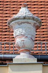 Dachschmuck / Deckelvase vom 1788 errichteten Gebäude der Freimaurer Johannisloge Ferdinand zum roten Adler.