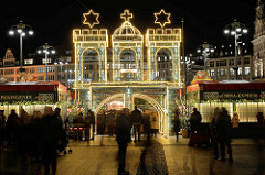 Weihnachtsmarkt auf dem Hamburger Rathausmarkt; Eingang beleuchtetes Hamburg Wappen.