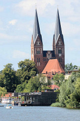 Kirchtürme der Klosterkirche Sankt Trinitatis in Neuruppin,
