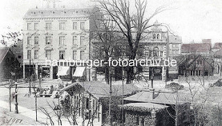 Historisches Bild vom Winterhuder Marktplatz im Hamburger Stadtteil Winterhude - mehrstöckige Gründerzeithäuser mit Geschäften.