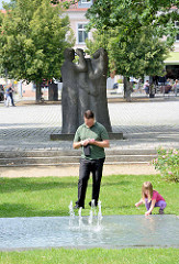 Skulptur Zum Gedenken den Opfern des Faschismus - Skulptur in Neuruppin;  "Tröstender, Trauernder, Kämpfender" von Horst Misch.