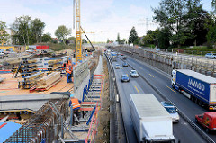 Bau des Lärmschutzdeckels der Autobahn  7 in Hamburg Schnelsen. Der Deckel soll 2018 fertig sein; er hat in Schnelsen eine Länge von 550 m, in Stellingen 900 m und in Altona 2300m.