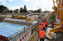 Bau des Lärmschutzdeckels der Autobahn  7 in Hamburg Schnelsen. Der Deckel soll 2018 fertig sein; er hat in Schnelsen eine Länge von 550 m, in Stellingen 900 m und in Altona 2300m.