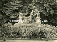 Historische Ansicht vom Fontane Denkmal. Seit 1998 trägt die Stadt Neuruppin offiziell den Beinamen Fontanestadt - der Romancier Theodor Fontane wurde 1819 in Neuruppin geboren. Das Denkmal wurde 1907 eingeweiht - Bildhauer Prof. Max Wiese.