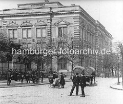 Alte Fotografie vom Naturhistorischen Museum am Steintorwall - Kinder spielen auf dem Bürgersteig, Frauen mit Kinderwagen - Pferdfuhrwerk mit Fässern / Tonnen.