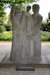 Skulptur Zum Gedenken den Opfern des Faschismus - Skulptur in Neuruppin;  "Tröstender, Trauernder, Kämpfender" von Horst Misch.
