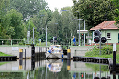 Tiergartenschleuse bei Oranienburg / Ruppiner Kanal; ein Sportboot verlässt die Schleusenkammer und fährt Richtung Oranienburg.