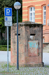 Ehem. Friedrich Franz Kaserne in Neuruppin - jetzt u. a. Sozialgericht. Einmannbunker / Splitterbunker auf dem Gelände.