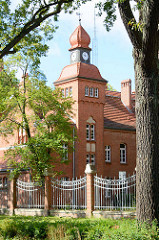 Ehem. Friedrich Franz Kaserne in Neuruppin - jetzt u. a. Sozialgericht. Blick auf das Wachgebäude.