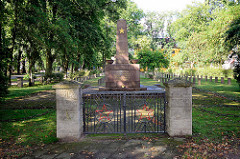 Sowjetischer Ehrenfriedhof in Neuruppin - Ehrenmal in Obeliskform mit Flammenschalen.