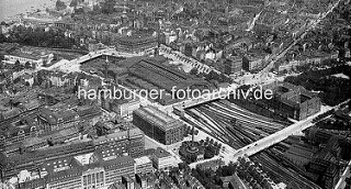 Historisches Luftbild vom Hamburger Hauptbahnhof. Am unteren Bildrand  von der Hamburger Innenstadt und St. Georg - Blick zur Aussenalster. Im Vordergrund die Steinstraße + re. davon das Naturhistorische Museum und die Badeanstalt am Schweinemarkt