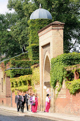 Tor und Aussenansicht vom Herrenhaus „Türkische Villa“ mit Wintergarten in Neuruppin. Alterssitz des Neuruppiner Kaufmanns Johann Christian Gentz, der ab 1853 den Tempelgarten in seiner heutigen Form begründet hat.
