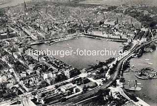 Historische Luftaufnahme von der Hamburger Binnenalster - im Vordergrund die Hamburger Kunsthalle; Bootshaus und Badeanstalt / Restaurant Alsterlust und die Lombardsbrücke.