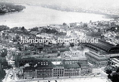 Altes Flugbild von der Hamburger Innenstadt und St. Georg - Blick zur Aussenalster. Im Vordergrund die Steinstraße - re. die Badeanstalt mit dem markanten Schornstein, darüber das Naturhistorische Museum und der Hauptbahnhof.