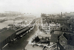 Historisches Foto vom Hamburger Baumwall / Vorsetzen; Hochbahnhaltestelle mit Hochbahn; im Vordergrund die Mündung vom Herrengrabenfleet in die Elbe. Ein Passagierdampfer hat an den Landungsbrücken festgemacht.