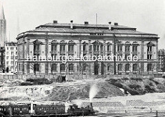 Blick über die Baustelle des Hamburger Hauptbahnhofs zum Naturhistorischen Museums am Steintorwall. Im Hintergrund die Kirchtürme der Jacobi und Petrikirche.