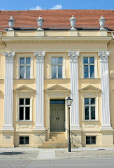Eingang / Fassade vom 1788 errichteten Gebäude der Freimaurer Johannisloge Ferdinand zum roten Adler.
