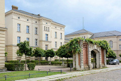 Gebäude vom Amtsgericht in Neuruppin - erbaut von 1881 - 1887 im Baustil des  Historismus.