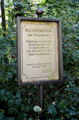 Wallpromenade Am Tempelgarten mit z. T. über 170 Jahre altem Baumbestand.