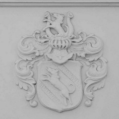 Wappen mit Schild und Visier - Windhunde, Fassadenschmuck in Neuruppin.