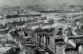 Historische Foto von Hamburg - Blick über das Nikolaifleet mit Häusern an der Deichstraße / Cremon - Speichergebäude im Hamburger Freihafen, Zollstation am Zollkanal. Im Hintergrund der Kaispeicher A und Passagierschiff an den Dalben