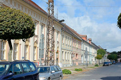 Rudolf-Breitscheid-Strasse in Neuruppin - im Vordergrund das 1788 errichtete Logenhaus Ferdinand zum Roten Adler