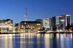 Hamburg am Abend, Blick über die Binnenalster zum Neuen Jungfernstieg und Hochhäusern an der Esplanade - im Hintergrund der Hamburger Fernsehturm.