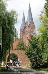 Klosterkirche Sankt Trinitatis - Das Gebäude ist eine gotische Backsteinkirche mit neugotischem Turmpaar. Die Kirche wurde ab der 1. Hälfte des 13. Jahrhunderts in mehreren Bauphasen errichtet.