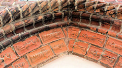 Tontafeln am Eingang Siechenkapelle St. Laurentius in Neuruppin; erbaut 1491 - spätgotischer Backsteinbau.