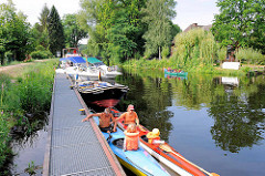 Warteplatz - Bootssteg der Schleuse Findenwirunshier in Neu Kaliß. Schleuse wird mit SchleusenwärterIn von Hand betrieben; Kanus und Motorboote warten auf die Schleusung.