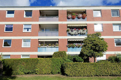 Wohnhäuser mit bepflanzten Balkons beim Königskinderweg in Hamburg Schnelsen.