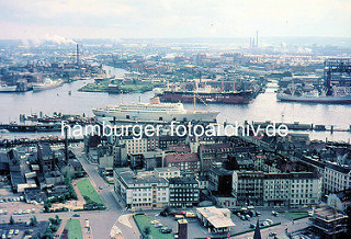 Blick von der St. Michaeliskirche ca. 1970; ein Kreuzfahrtschiff / Passagierschiff liegt an der Überseebrücke - am Elbufer in Hamburg Steinwerder ein Schwimmdock der Stülcken Werft.