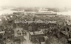 Historisches Foto / Luftaufnahme von der Hamburger Neustadt; Blick über den Schaarmarkt zur Elbe. Ozeanriesen, Passagierdampfer liegen an der Überseebrücke.